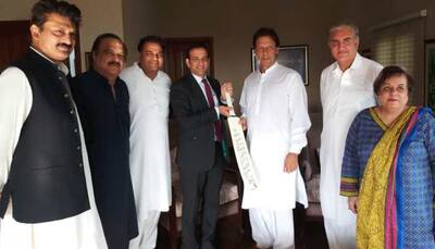Indian High Commissioner to Pakistan calls on Imran Khan, presents autographed bat