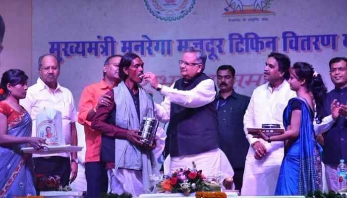 Chhattisgarh CM Raman Singh launches &#039;Tiffin Yojana&#039; for poor labourers