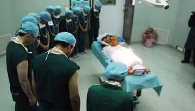 Photo of AIIMS doctors paying their last respects to Atal Bihari Vajpayee circulating on social media; but the truth is something else