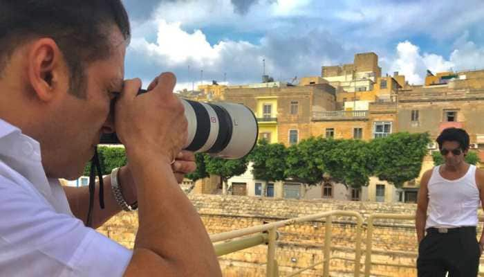 Salman Khan turns photographer for Sunil Grover on the sets of &#039;Bharat&#039;