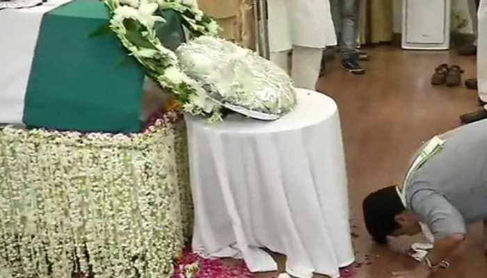 Jyotiraditya Scindia bows down to pay tribute to Atal Bihari Vajpayee