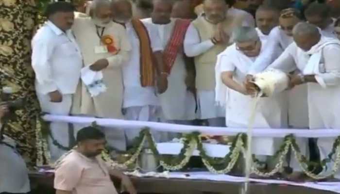 Atal Bihari Vajpayee&#039;s daughter immerses his ashes in Haridwar - Video