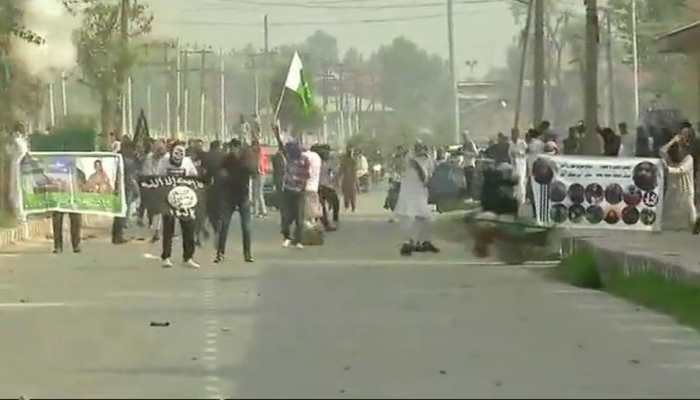 Protesters wave Pakistani and ISIS flags in Srinagar; pelt stones on forces after Eid namaz