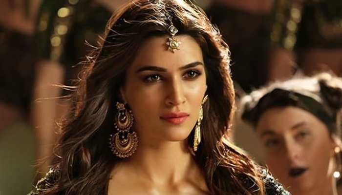 Kriti Sanon chooses a skeleton over Rajkummar Rao, Badshah in new song Aao Kabhi Haveli Pe Video from Stree