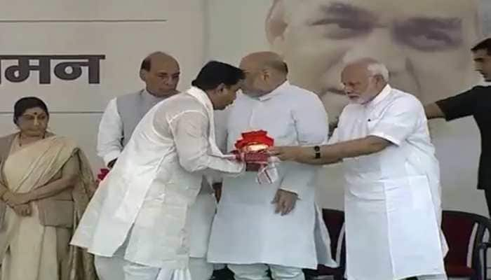 PM Modi, Amit Shah hand urns with Vajpayee&#039;s ashes to party chiefs