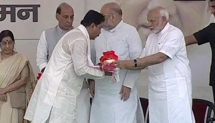 PM Modi, Amit Shah hand over urns of Atal Bihari Vajpayee&#039;s ashes to BJP state chiefs for nationwide processions