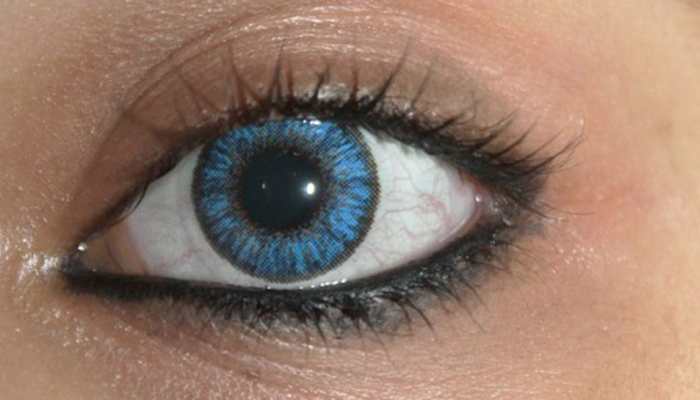 Scientists develops color-changing contact lens to detect eye damage