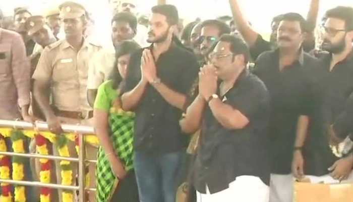Show of strength by MK Alagiri at Karunanidhi&#039;s memorial, holds rally to &#039;guard&#039; DMK