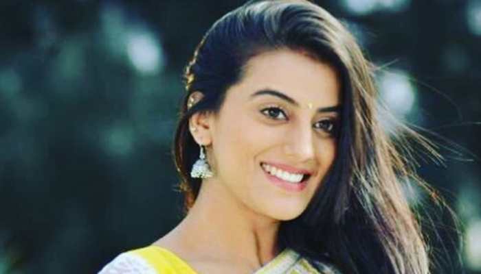 Akshara Singh learns &#039;A for apple, B for Ball&#039;-shares proof