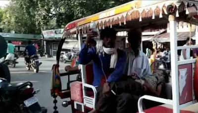 Man carries son in e-rickshaw due to unavailability of ambulance
