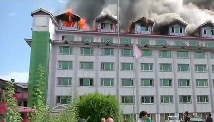 Fire breaks out at Pamposh Hotel in J&amp;K&#039;s Srinagar, 25 fire tenders at spot