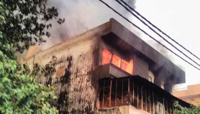 Major blaze in factory in Delhi&#039;s Udyog Nagar, fire fighting ops underway