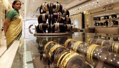 Gold rises on global cues, jewellers' buying