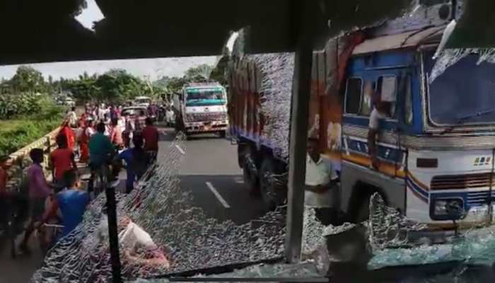 Massive clashes between students &amp; police in West Bengal leaves two dead, BJP observes bandh