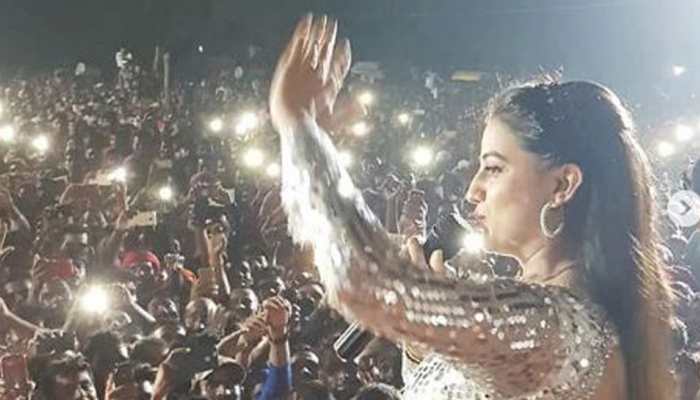Hotcake Akshara Singh sets the stage on fire in Nirahua's city Ghazipur