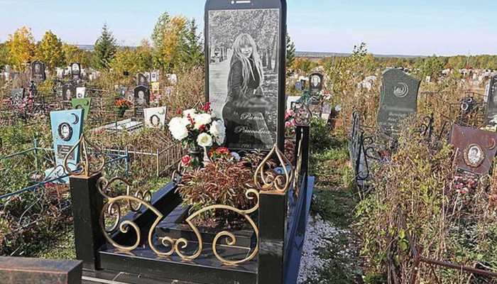 Russian woman given bizarre tribute - 5 feet-high iPhone tombstone memorial