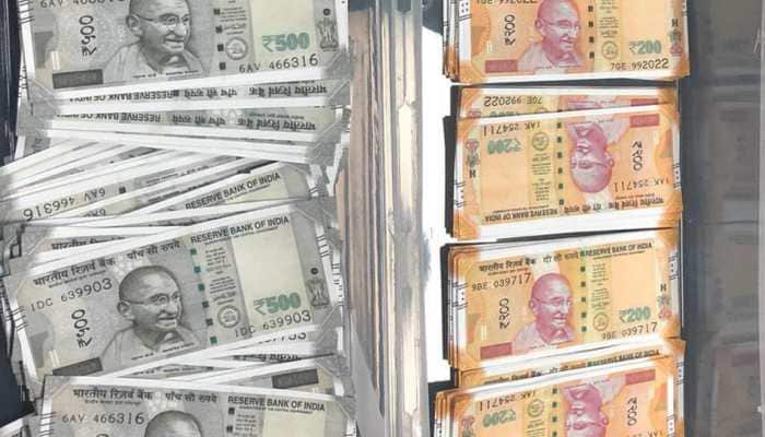 Two arrested with counterfeit currency notes in Delhi&#039;s Paharganj 