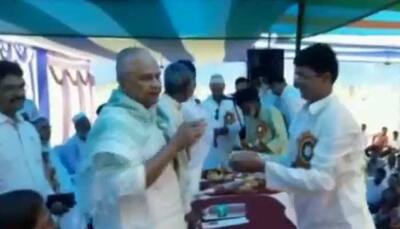 Bihar energy minister Bijendra Prasad Yadav refuses to wear skull cap, sparks row