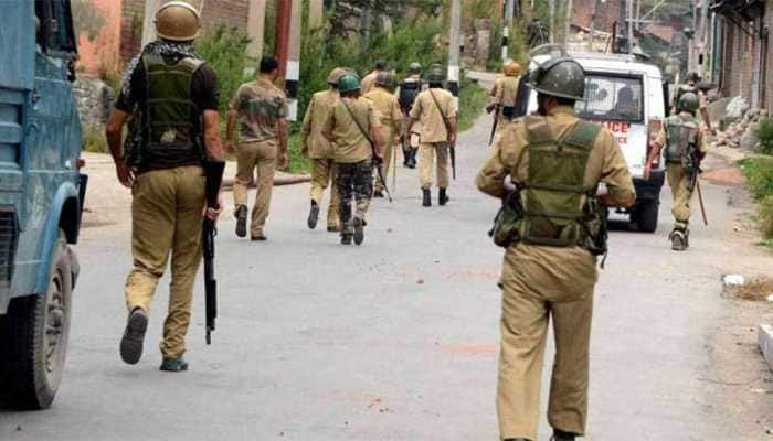 J&amp;K: Police officer, who decamped with weapons from MLA&#039;s house, joins Hizbul