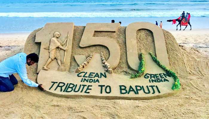 Sudarsan Pattnaik pays sand art tribute to Mahatma Gandhi—See pics