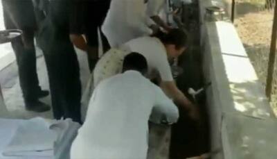 Sonia Gandhi, Rahul Gandhi wash their plates after lunch in Wardha on Gandhi Jayanti - Watch video