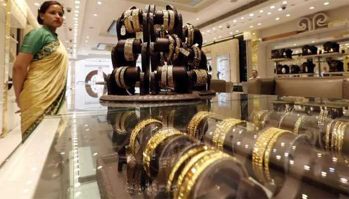 Gold prices fall by Rs 220 to Rs 31,650 per 10 gram