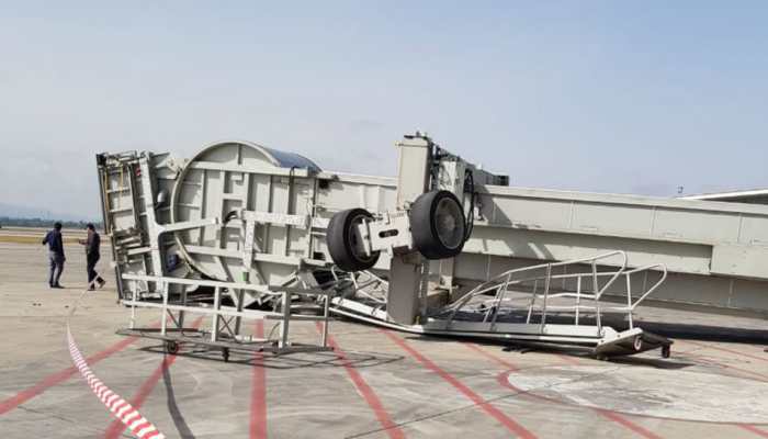 Aerobridge in Islamabad&#039;s new airport collapses, injures 1