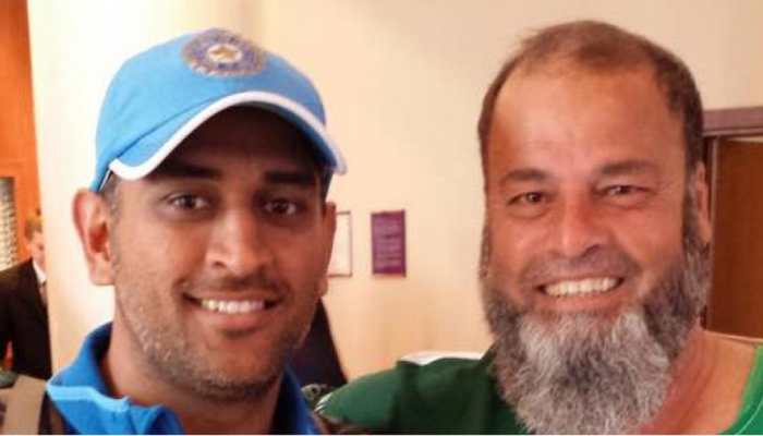 Asia Cup 2018 Final: Dhoni gifted Pakistan fan Bashir Chacha an Indian jersey