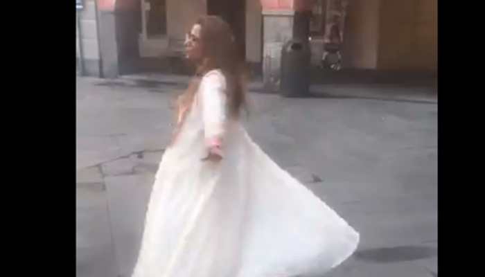 Dimple Kapadia relives 'Bobby' moment in a small Italian town - Watch