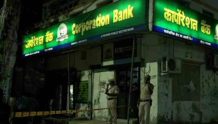 Cashier shot dead, bank looted by 4 men in Delhi&#039;s Dwarka