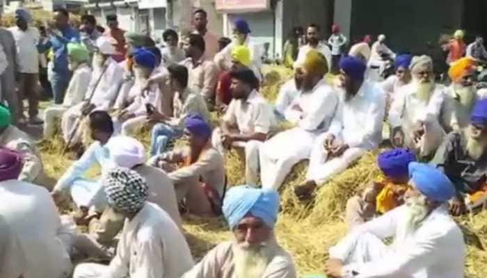 Farmers protest in Punjab over state&#039;s inefficiency to provide machinery for stubble burning