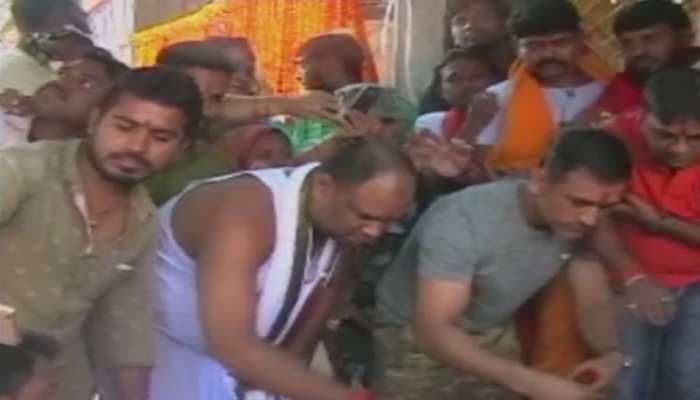 In pics: Dhoni offer prayers on 4th day of Navratri at Ranchi temple