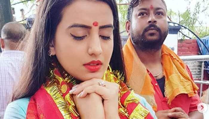 Akshara Singh seeks divine blessings at Chinnamasta Temple during Navratri—See pics
