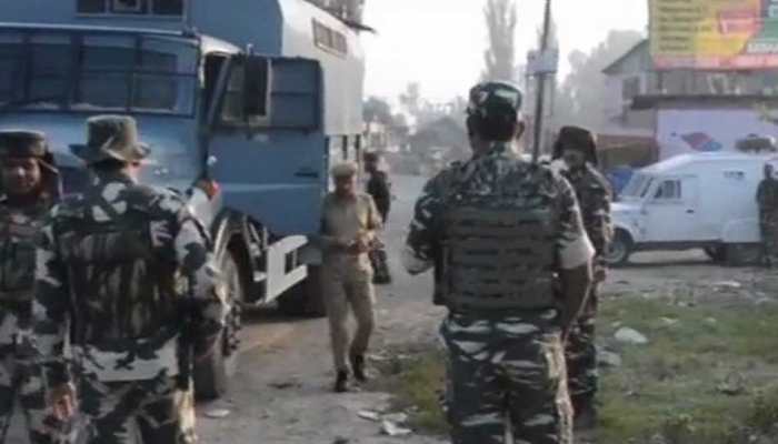 CRPF camp attacked in Jammu and Kashmir&#039;s Pulwama, 2 soldiers injured