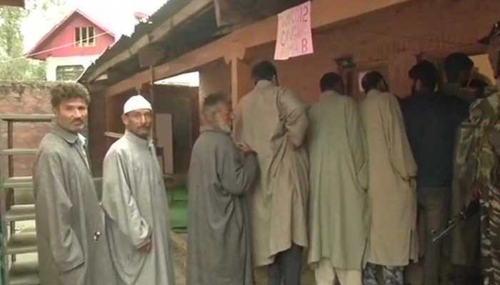 J&amp;K urban local body polls: Low voter turnout in Srinagar, Ganderbal, mobile internet services suspended