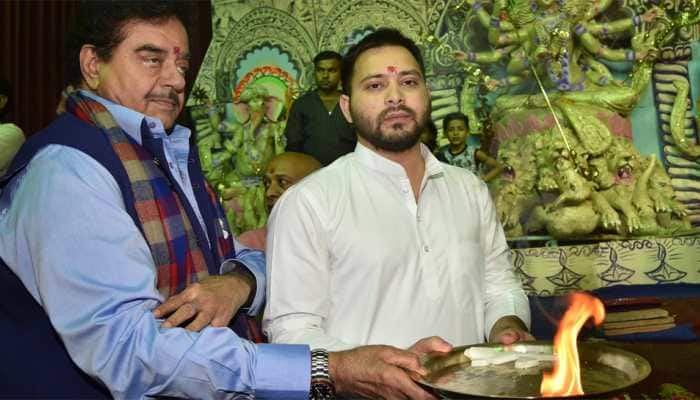 Shatrughan Sinha performs Tejashwi Yadav&#039;s &#039;rajyabhishek&#039; at Durga Puja pandal