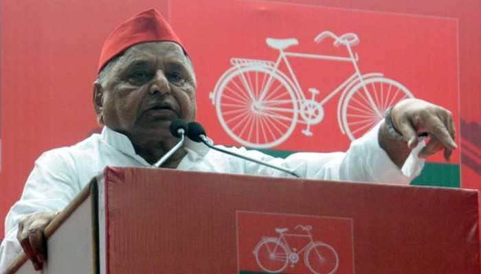 At Samajwadi Party office, Mulayam Singh Yadav asks partymen to fight &#039;conspiracies&#039;, communalism