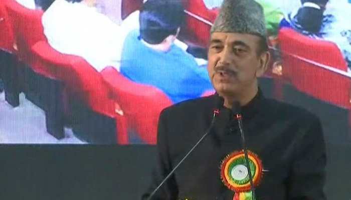 Hindus don&#039;t call me for campaigning as they are scared, says Ghulam Nabi Azad; BJP hits back