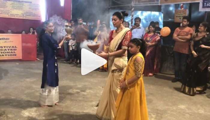 Sushmita Sen&#039;s Dhunuchi Naach video with daughters will win your heart! Watch