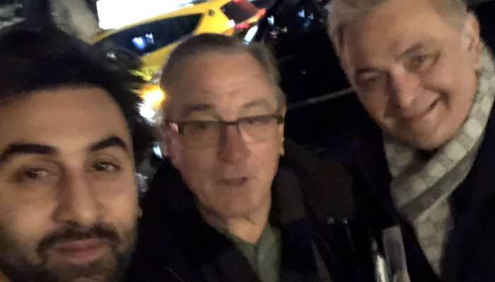 Rishi Kapoor and Ranbir&#039;s chance meeting with Robert De Niro calls for a selfie!