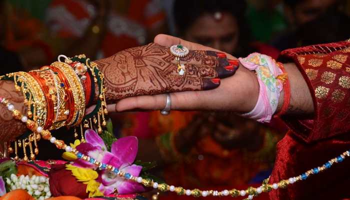 Karwa Chauth 2018: Send these top WhatsApp, Facebook, text messages to your loved ones!