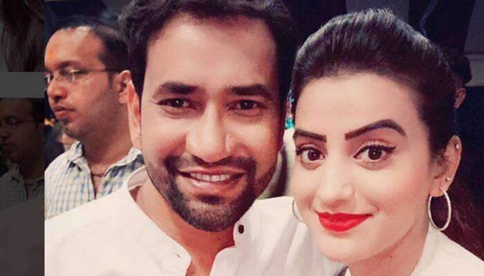 Akshara Singh and Dinesh Lal Yadav aka Nirahua's selfie is breaking the internet-See pic