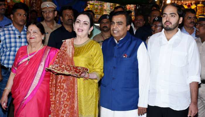 Nita Ambani, Mukesh Ambani present first wedding invite of Isha Ambani-Anand Piramal to Bappa, visit Siddhivinayak Temple—See pics