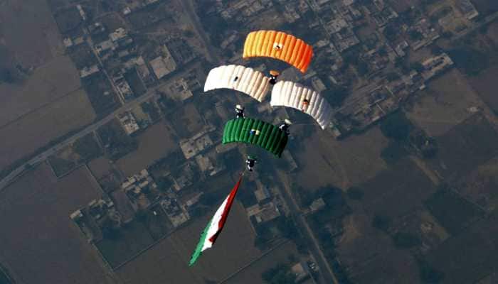 IAF&#039;s Akash Ganga, bearing India flag, undertakes challenging air canopy formation in Agra
