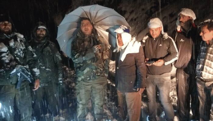 J&amp;K: 300 stranded on Jammu-Srinagar National Highway due to snowfall rescued