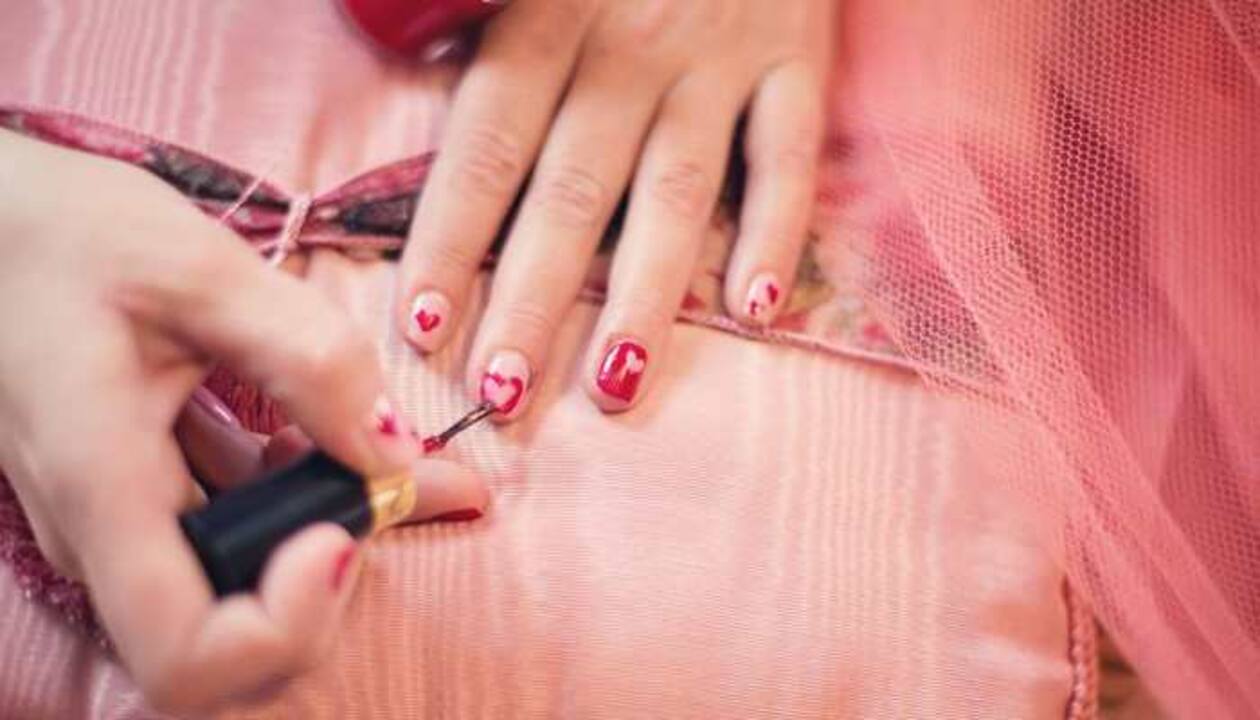 Darul-Uloom Deoband bans Muslim women from cutting nails, using nail polish  in new fatwa | India News | Zee News