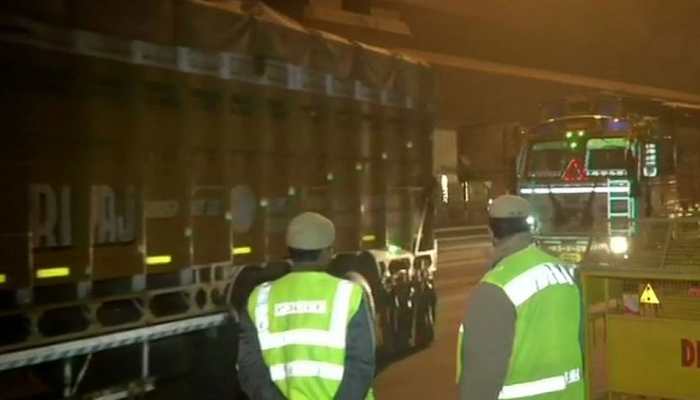 Police continue to check entry of vehicles in Delhi due to pollution Police continue to check entry of vehicles in Delhi due to pollution