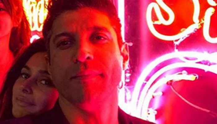 Farhan Akhtar bumped into rumoured girlfriend Shibani Dandekar and it calls for a selfie!