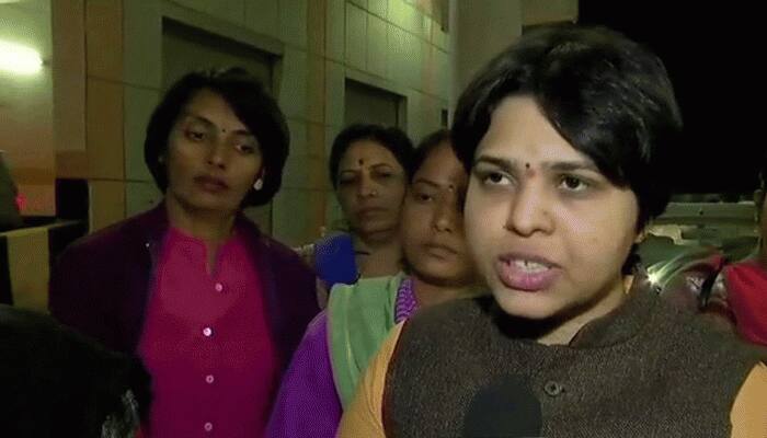 Activist Trupti Desai reaches Kerala to visit Sabarimala; protesters block airport exit