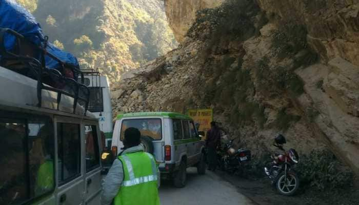 NH3 blocked due to landslide in Himachal&#039;s Banala, vehicles diverted to Manali